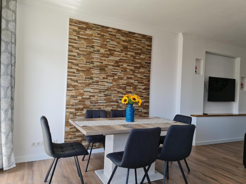 Televízia a/alebo spoločenská miestnosť v ubytovaní Yumboflat Two Bedroom Apartment