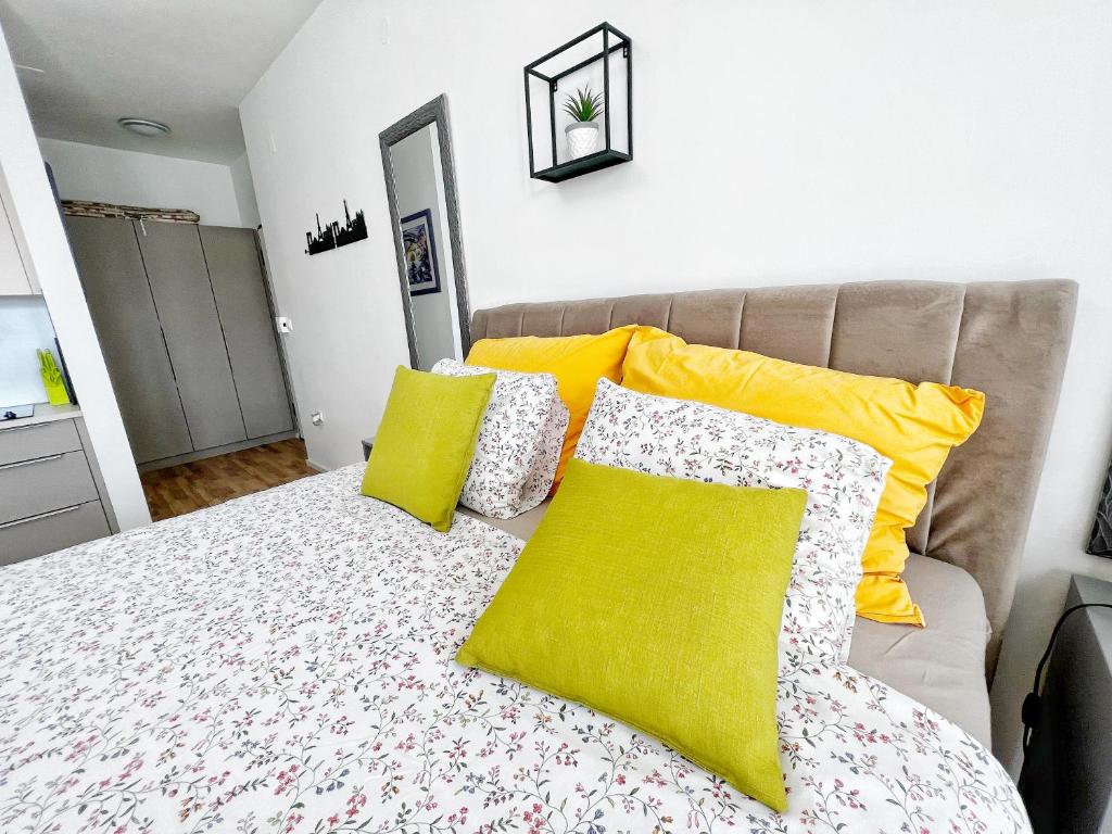 Postel nebo postele na pokoji v ubytování Studio Apartma PAG BLUE OCEAN 1 with sea view