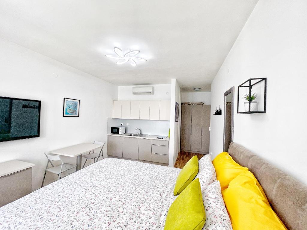 Kuchyň nebo kuchyňský kout v ubytování Studio Apartma PAG BLUE OCEAN 1 with sea view
