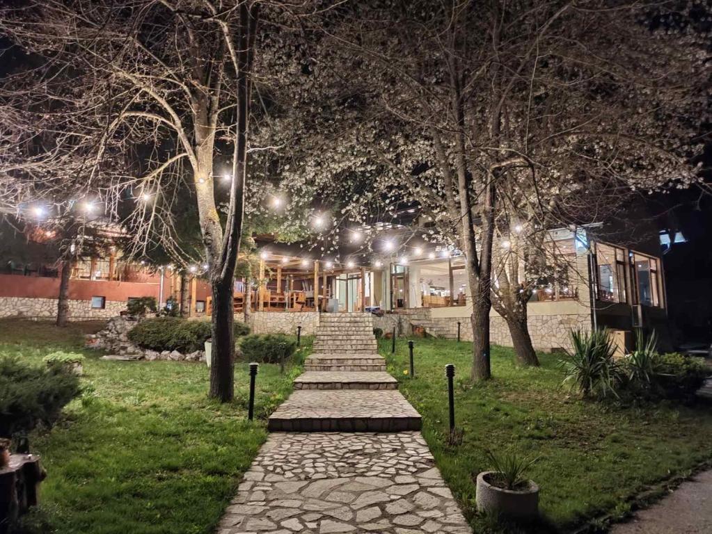 Gallery image of No Name Hotel in Velchevo