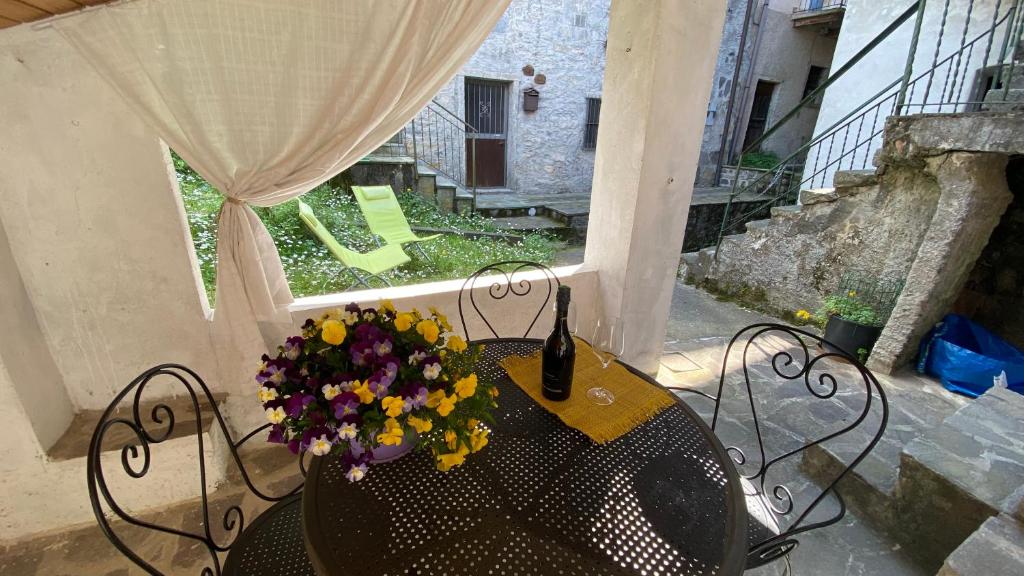 レッツェノにあるDelphina's houseの花瓶付きのテーブルと椅子