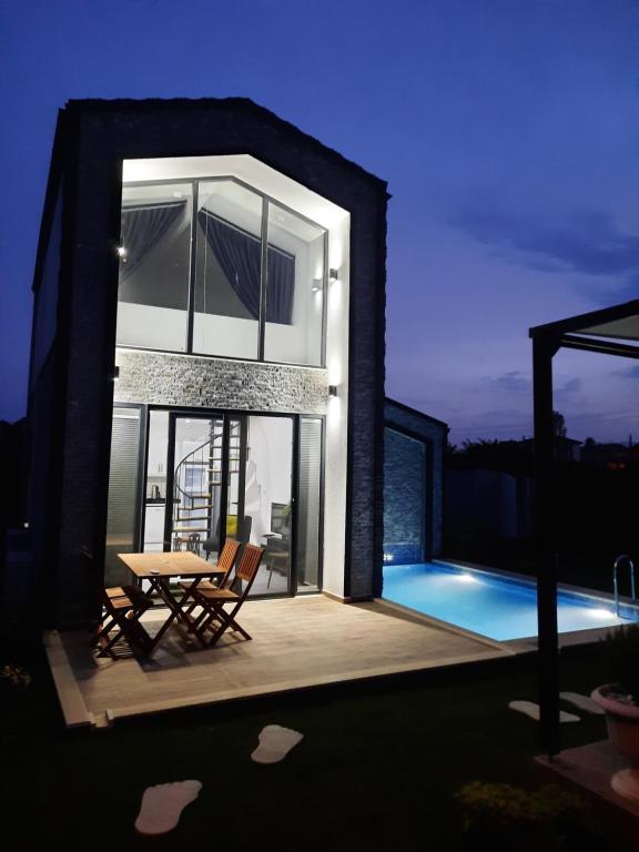 Casa con patio, mesa y piscina en Villa Eliz en Dalaman