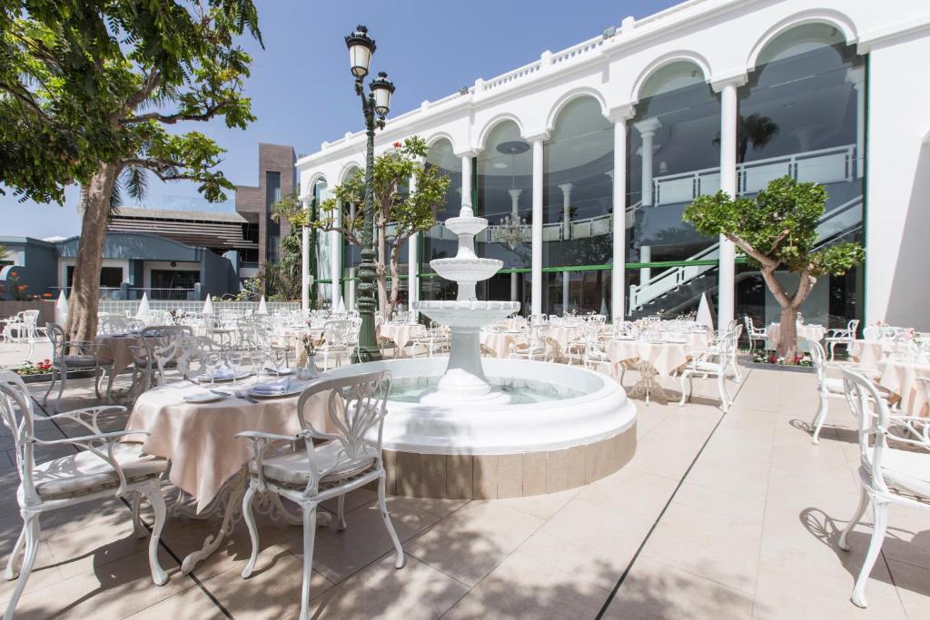 Reštaurácia alebo iné gastronomické zariadenie v ubytovaní Adrián Hoteles Colón Guanahaní Adultos Only