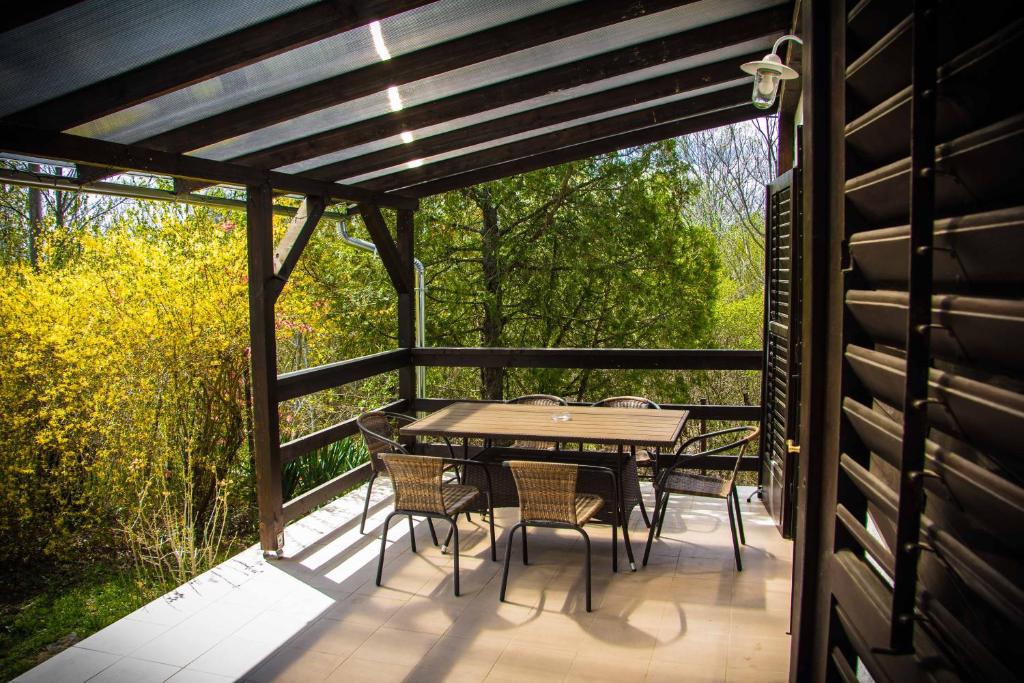A balcony or terrace at Kenderhordó Pihenőház