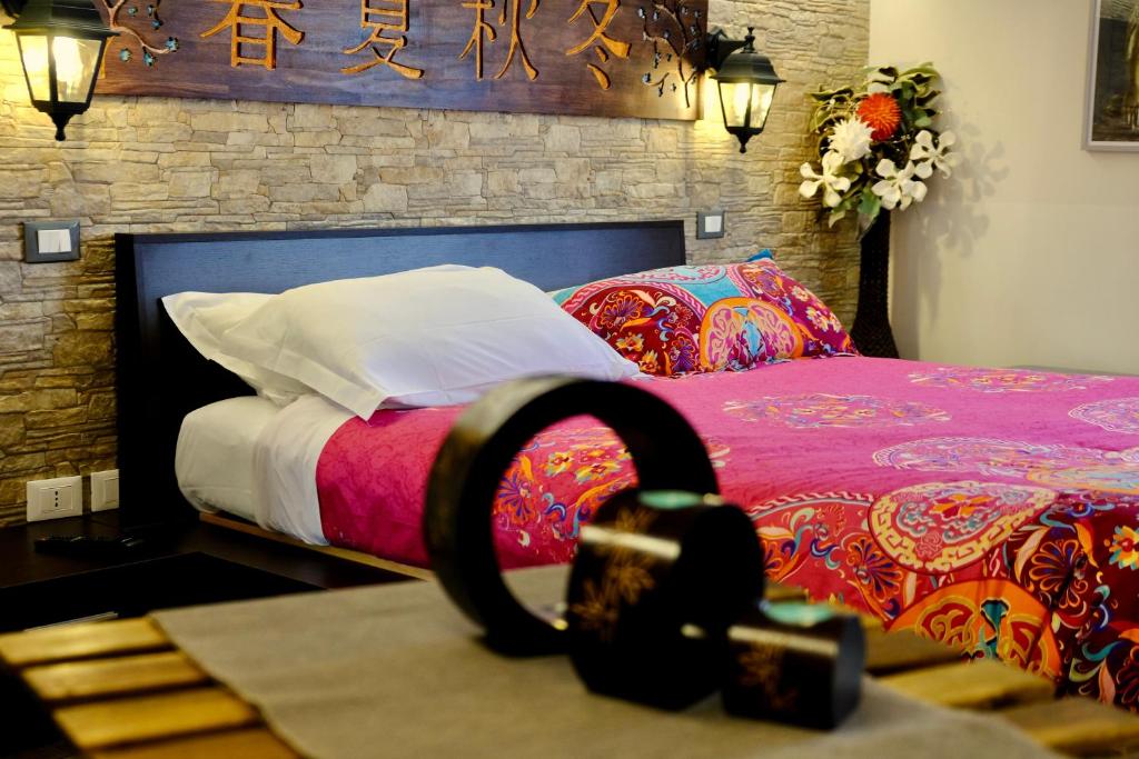 een slaapkamer met een bed met een rode deken bij Peperosa in collina B&B in Pescara