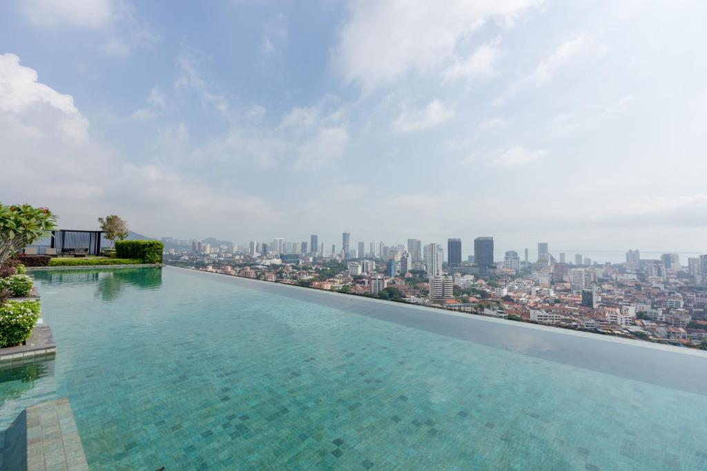 - une piscine à débordement avec vue sur la ville dans l'établissement Beacon Executive Suite Penang, à George Town