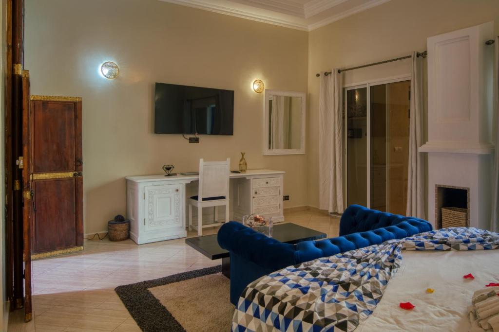 TV a/nebo společenská místnost v ubytování Villas 95 Appart'Hôtel