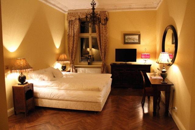 Кровать или кровати в номере Cracow Apartments 24