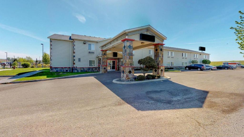 a building with a statue in a parking lot at FairBridge Inn & Suites Sunnyside in Sunnyside