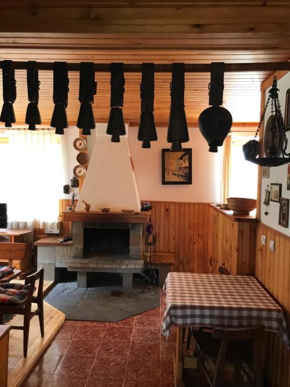 cocina con mesa y fogones en una habitación en Къща Реселешки, en Smilyan