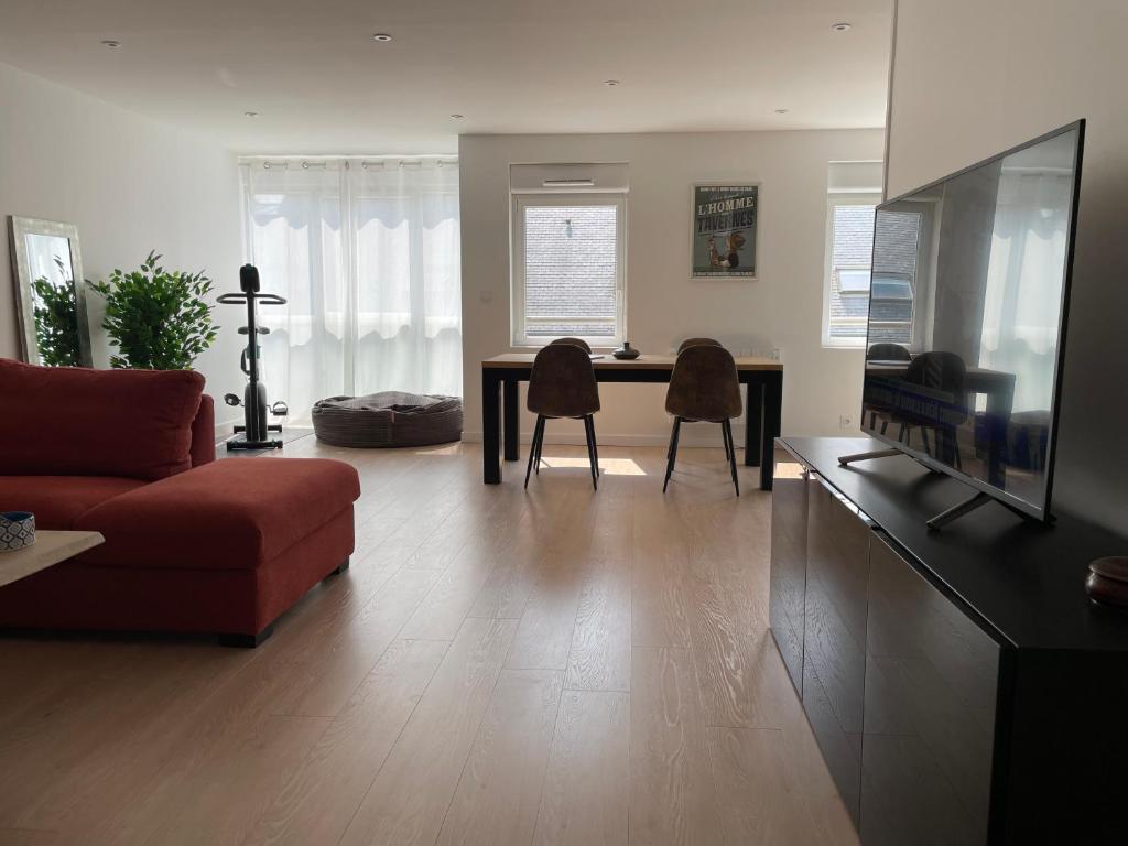 昂熱的住宿－Lac de maine - 75m2 refait a neuf，客厅配有沙发和桌椅