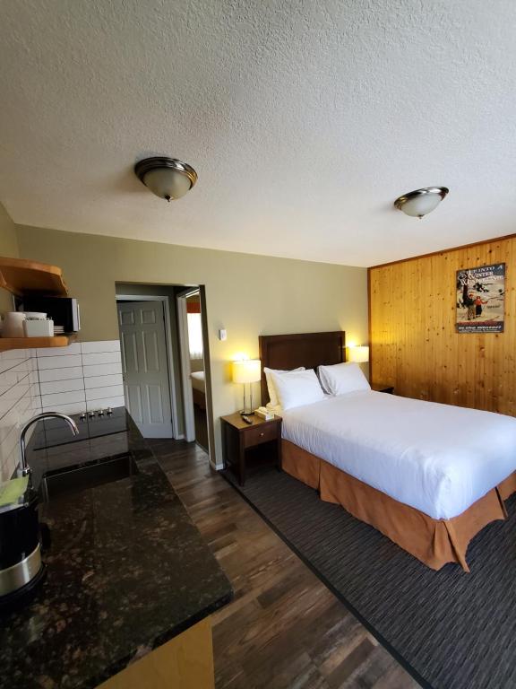 Postel nebo postele na pokoji v ubytování Alpine Inn & Suites