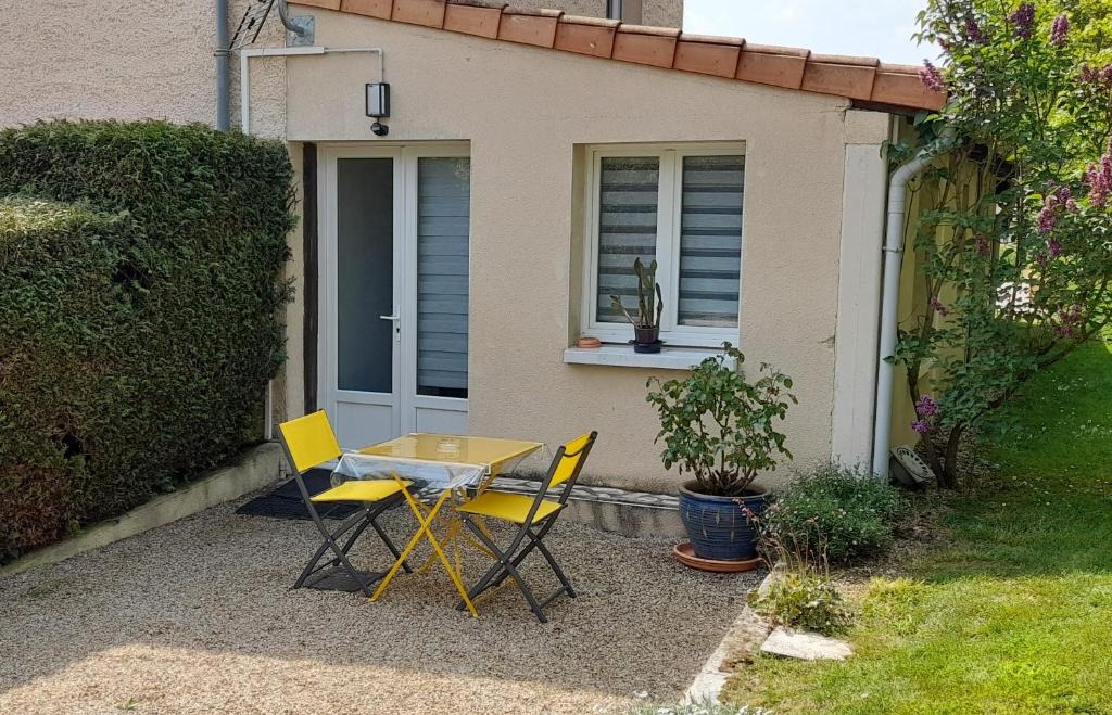 une table et des chaises devant une maison dans l'établissement Le PATSA de Vouillé, à Vouillé