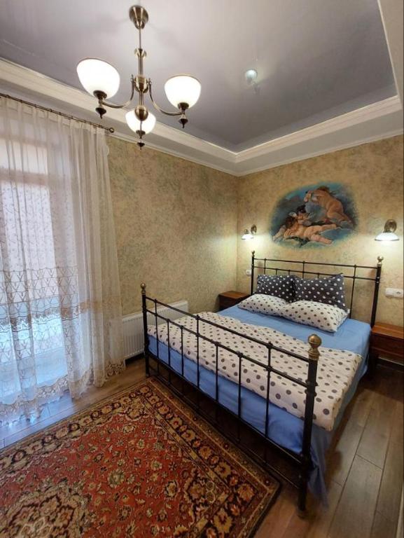 Un ou plusieurs lits dans un hébergement de l'établissement Апартаменты Центр ,рядом готель Украина СИТИКОМФОРТ