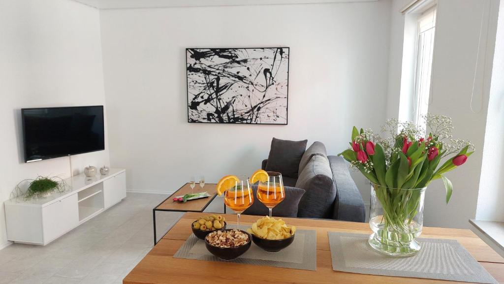 a living room with a table with two wine glasses at Hill43 Ferienwohnung Tuttlingen in Tuttlingen