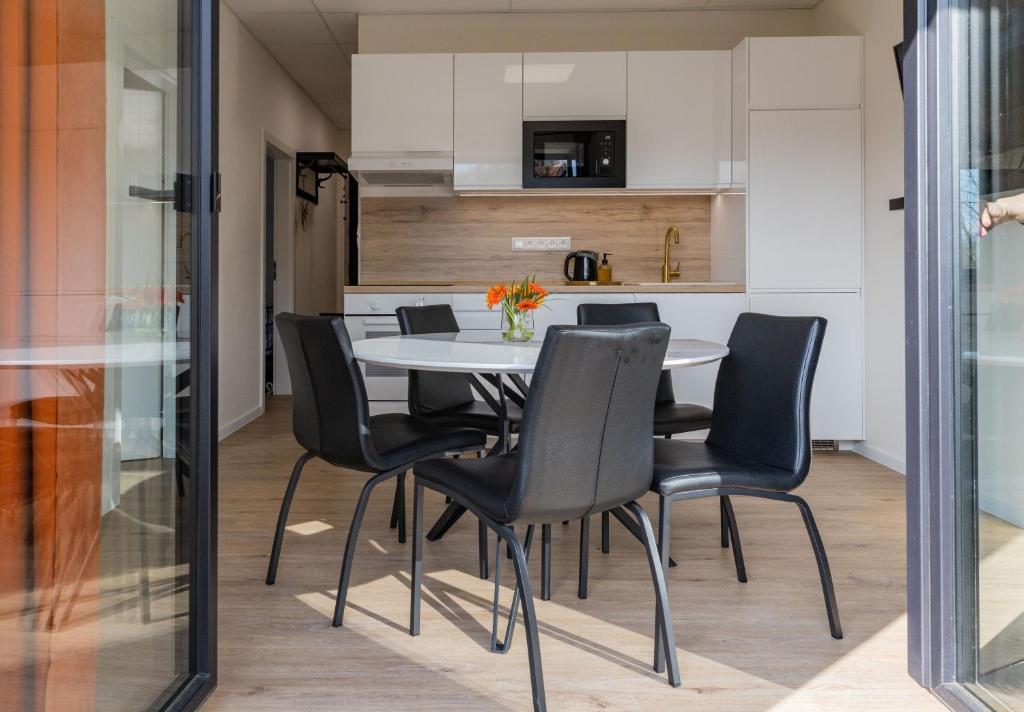 cocina y comedor con mesa y sillas en Sunny Apartment With Free Parking en Zvolen