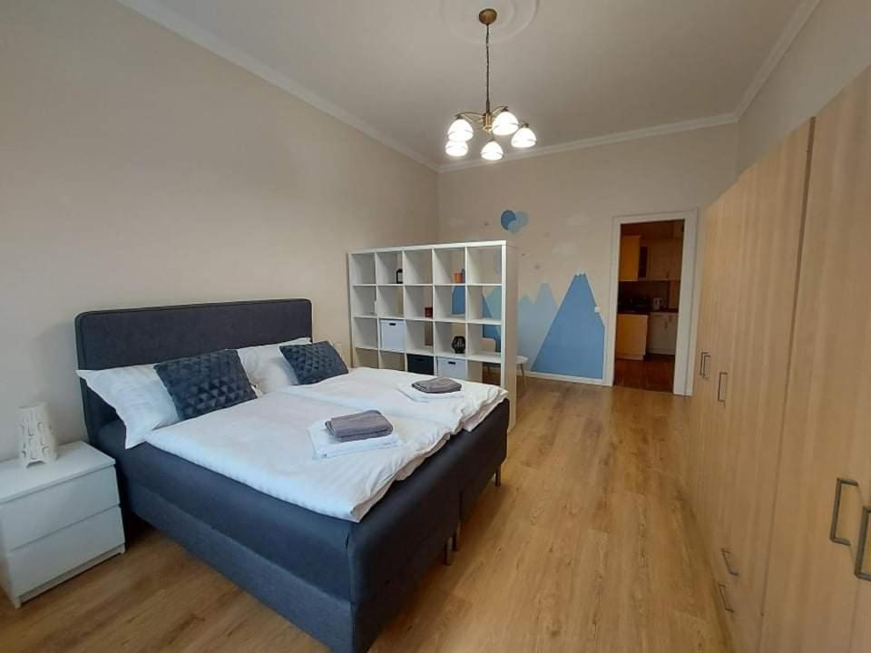 Łóżko lub łóżka w pokoju w obiekcie Alföldi Palace Apartman