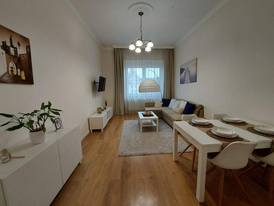 salon z kanapą i stołem w obiekcie Alföldi Palace Apartman w Debreczynie