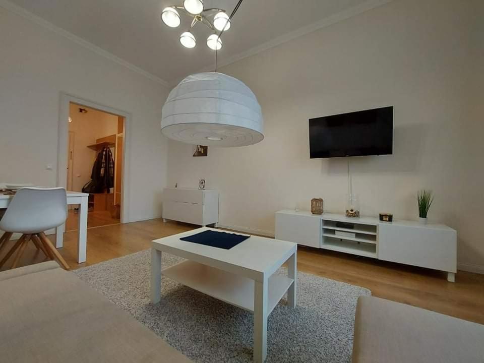 Telewizja i/lub zestaw kina domowego w obiekcie Alföldi Palace Apartman