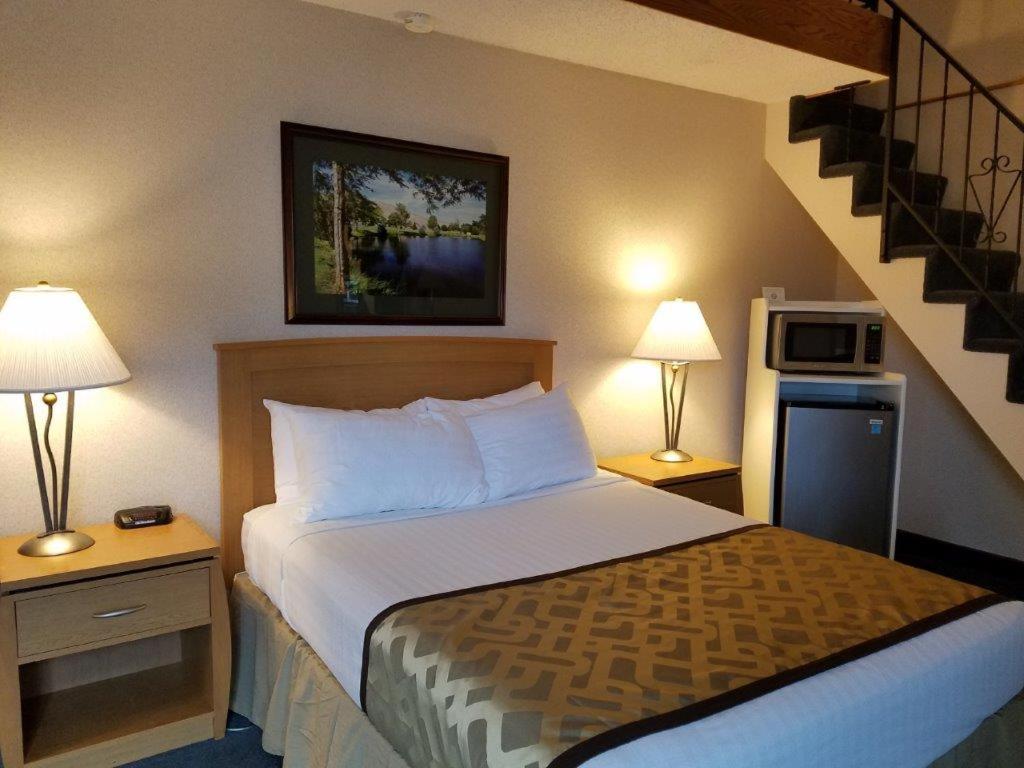 Postel nebo postele na pokoji v ubytování RiverTree Inn & Suites