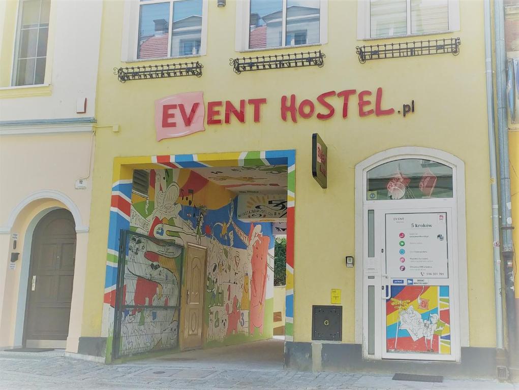 una tienda con un cartel que lee albergue de eventos en Event Hostel - Opole, en Opole