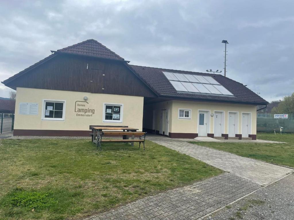 Budova, kde se kemp nachází