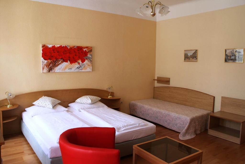 Postel nebo postele na pokoji v ubytování Hotel Graf Stadion