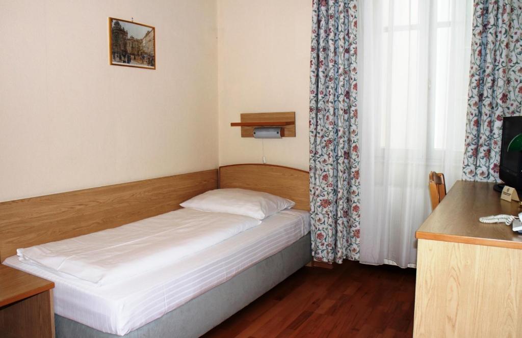 Postel nebo postele na pokoji v ubytování Hotel Graf Stadion