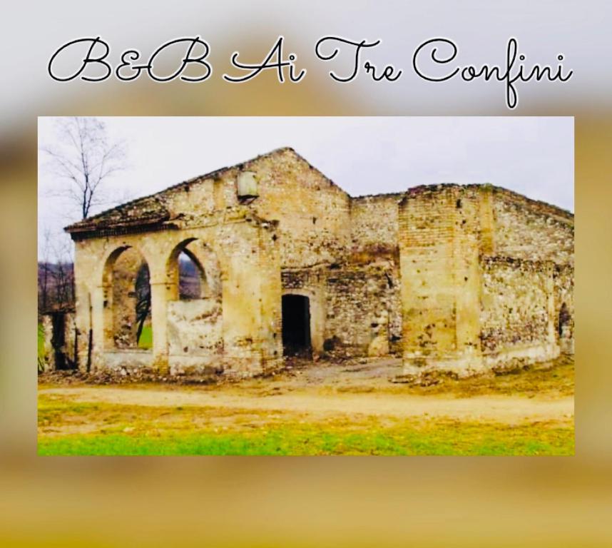an old building in the middle of a field at B&B Ai Tre Confini in Monzambano