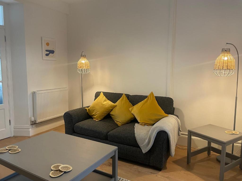 Posezení v ubytování Heathcliff - 5 Bedroom House in Town Centre