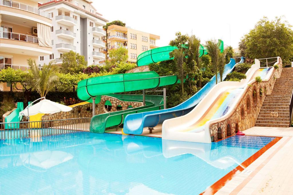 un tobogán de agua en una piscina de un complejo en Sunpark Garden Hotel en Alanya
