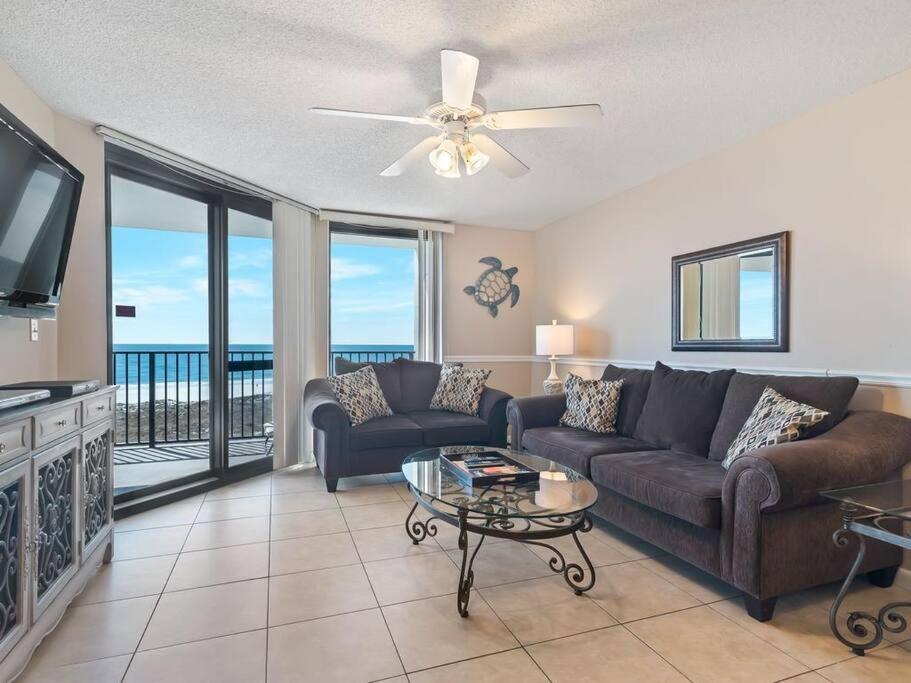 un salon avec un canapé et une table dans l'établissement Phoenix VI 6512 - Beachfront w/ Beautiful Ocean Views!, à Orange Beach