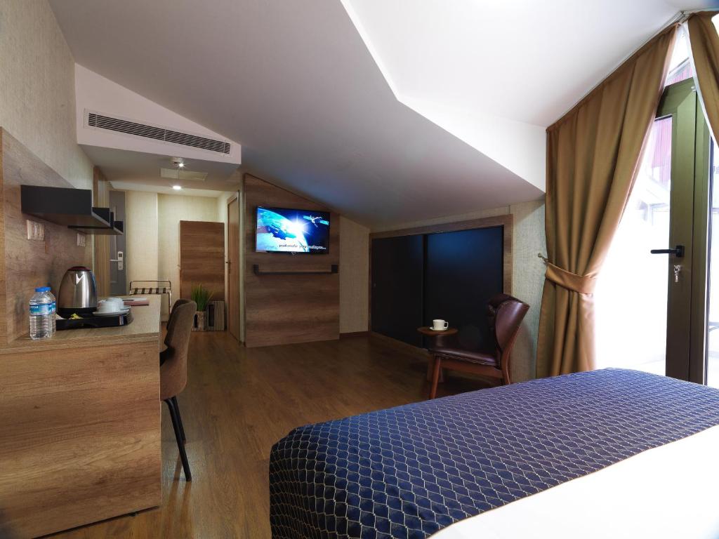 A television and/or entertainment centre at Jaff Hotels & Spa Nisantasi