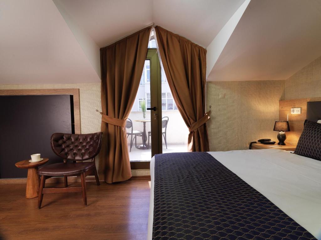 A bed or beds in a room at Jaff Hotels & Spa Nisantasi
