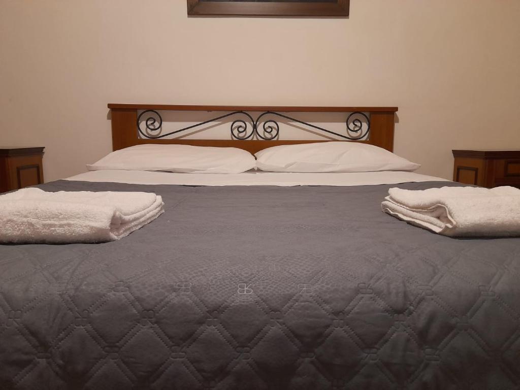 łóżko z dwoma ręcznikami na górze w obiekcie Da laura w Trapani