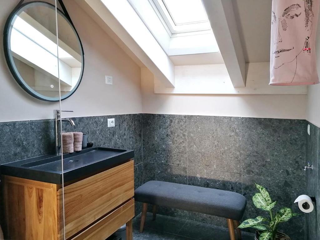 een badkamer met een wastafel en een spiegel bij Picobello Lago in Mandello del Lario