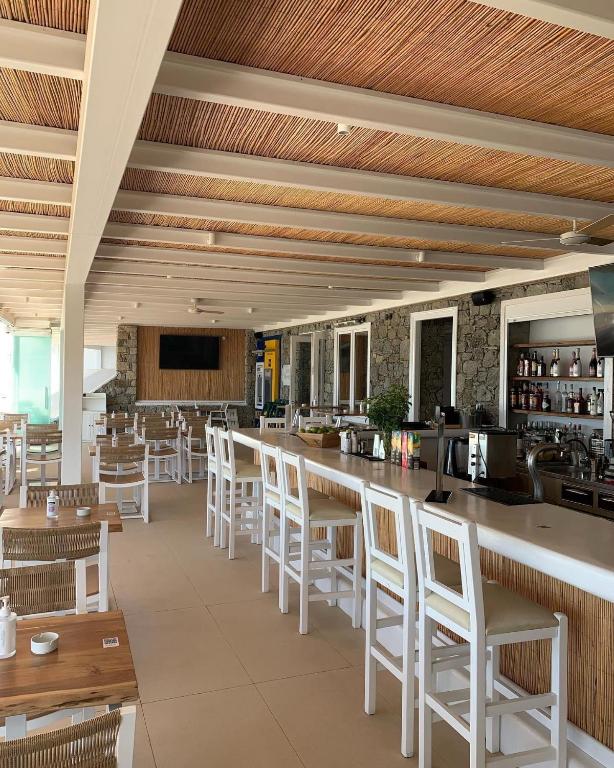 Lounge nebo bar v ubytování Acrogiali Beachfront Hotel Mykonos