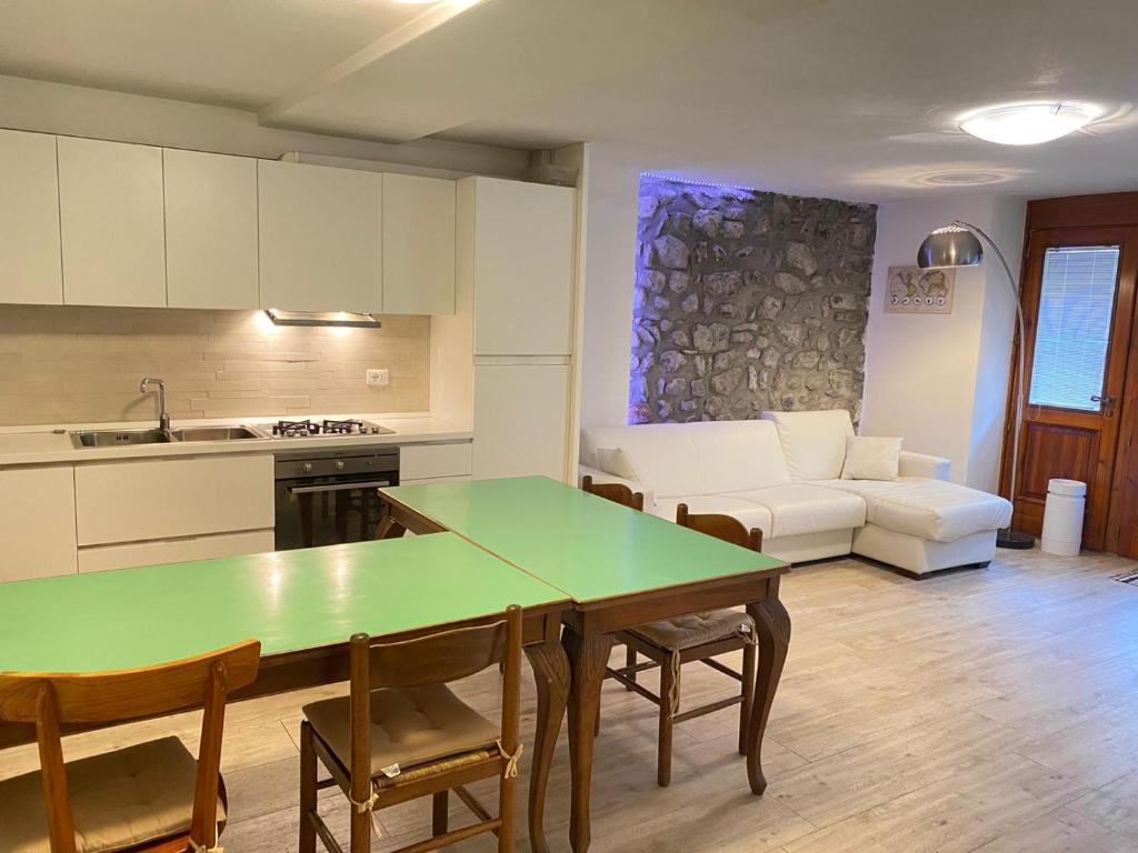 A kitchen or kitchenette at SchilpHOUSE Appartamento Vacanze