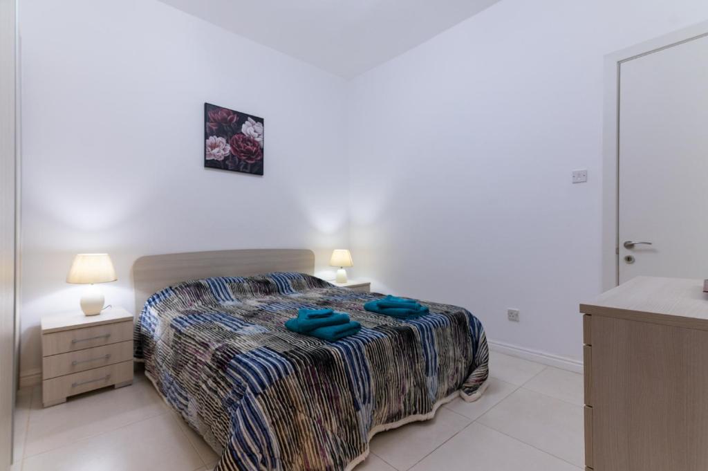 Postel nebo postele na pokoji v ubytování Seaside Cosy Maisonette @ Marsaskala - 2 mins walk from sea