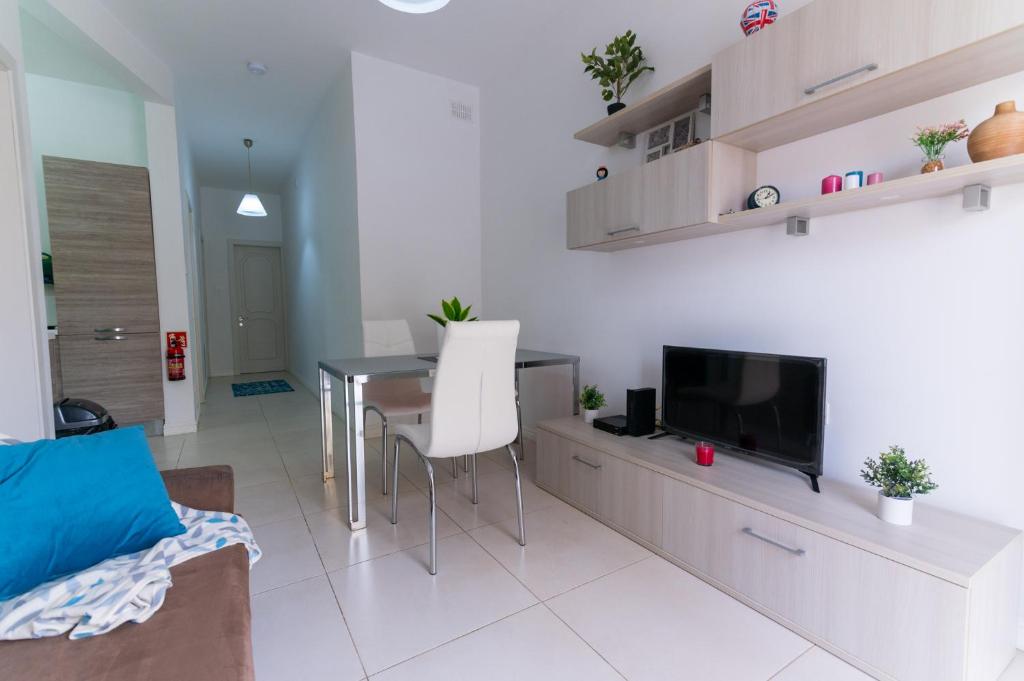 TV a/nebo společenská místnost v ubytování Seaside Cosy Maisonette @ Marsaskala - 2 mins walk from sea