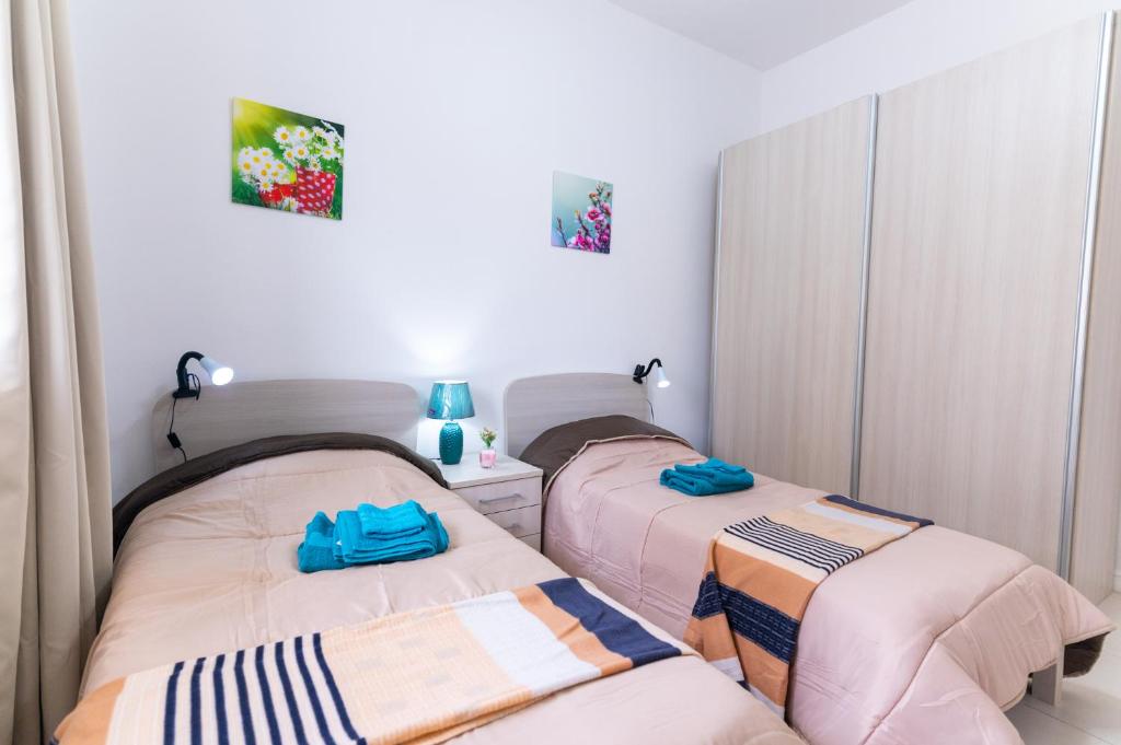 Postel nebo postele na pokoji v ubytování Seaside Cosy Maisonette @ Marsaskala - 2 mins walk from sea