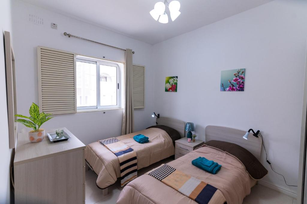 Postel nebo postele na pokoji v ubytování Seaside Cosy Maisonette @ Marsaskala - 2 mins walk from sea