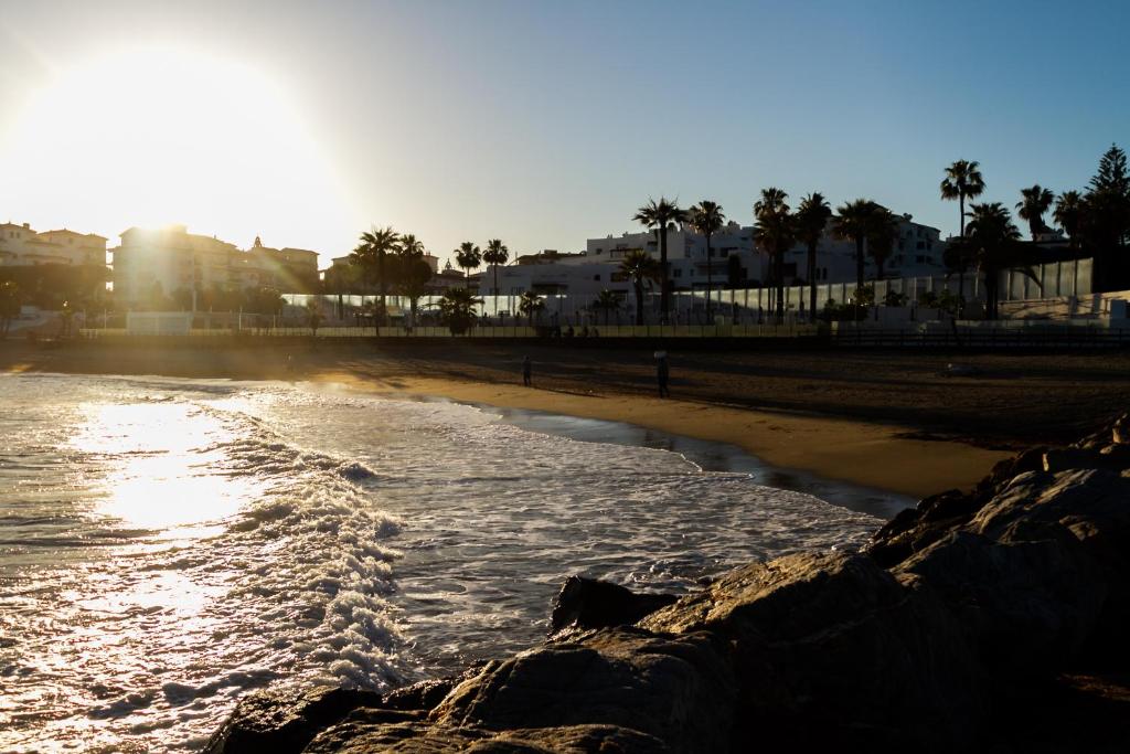 MARBELLA BANUS SUITES - Banús - Nueva Andalucía - Dama de Noche - Premium 2BR - 2BA - Stylishly Redecorated - Large Outdoor Terrace - S Pools - Ideal for Family - Just 5 Min by car from Puerto Banús Marina and Corte Ing Luxury Shopping Mall - Deluxe-Apartment
