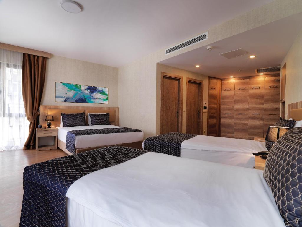 A bed or beds in a room at Jaff Hotels & Spa Nisantasi