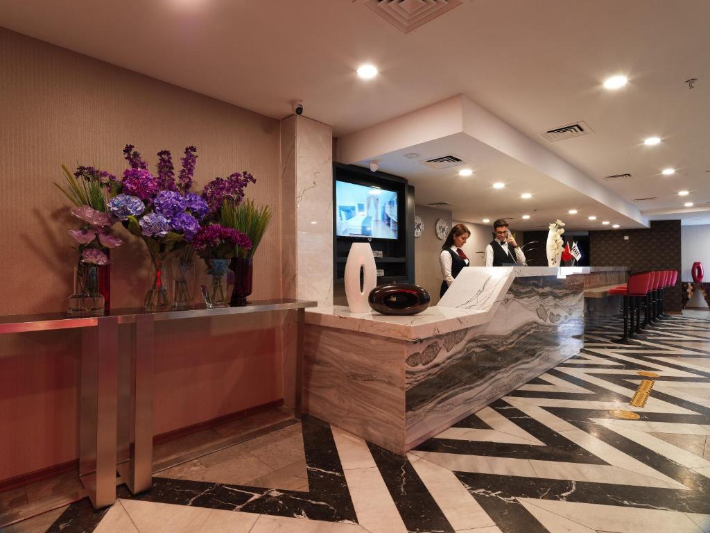 A television and/or entertainment centre at Jaff Hotels & Spa Nisantasi
