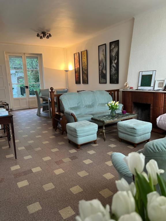 sala de estar con sofá y mesa en Maison de la Huardière en Sully-sur-Loire