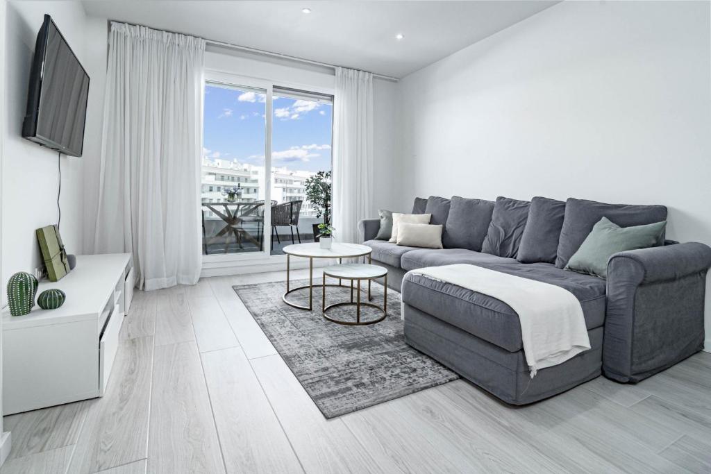 un soggiorno con divano e tavolo di JG35A- Perfect holiday home in good location a Marbella