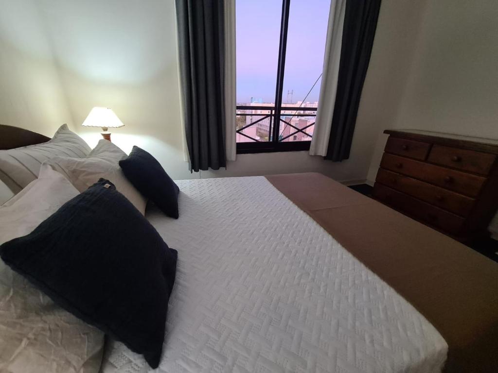 um quarto com uma cama grande e vista para uma ponte em Centro de Mendoza departamento em Mendoza