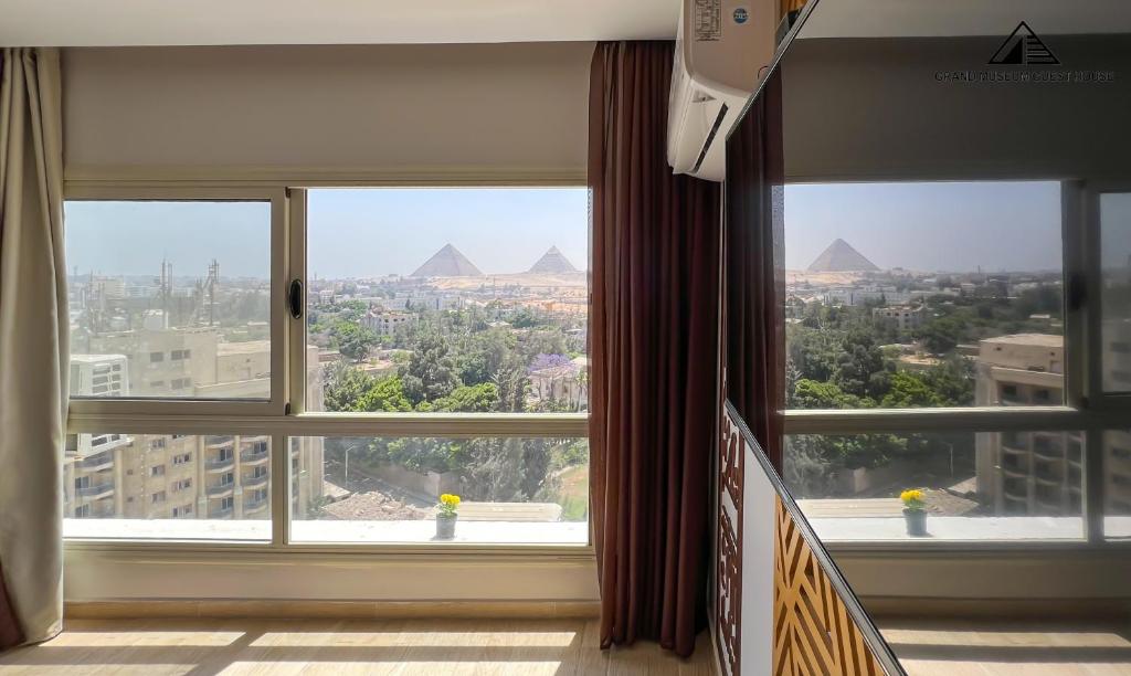 Grand Museum Guest House, Full Pyramids View & Roof Access, Cairo