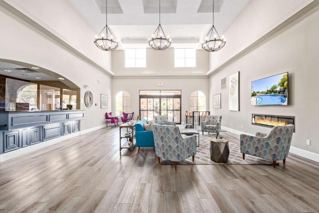 a living room with furniture and a fireplace at Fountain Park Hotel BW Signature Collection in Fountain Hills
